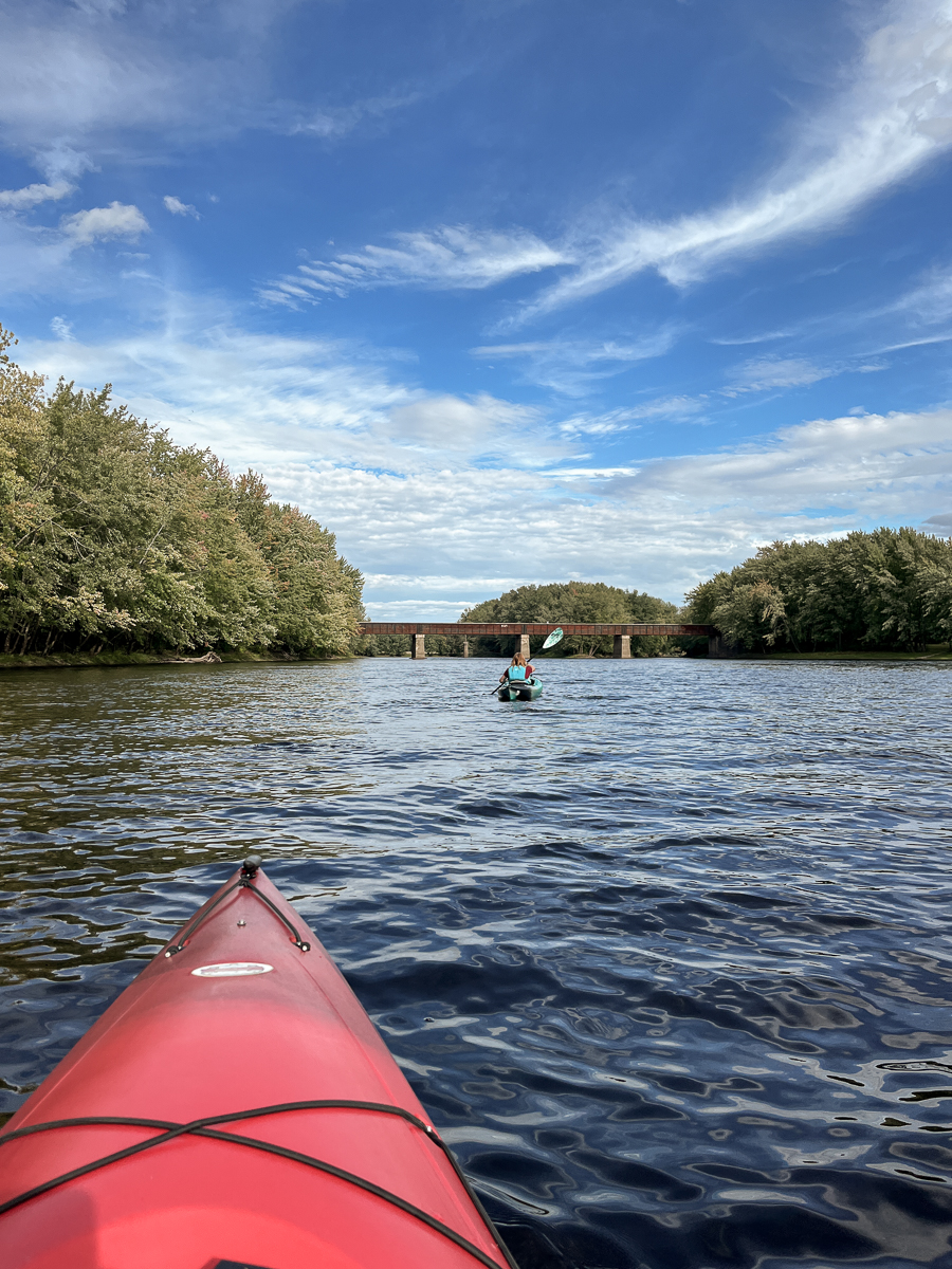 En direction de l'ancien pont ferroviaire sur la rivière Nashwaak
